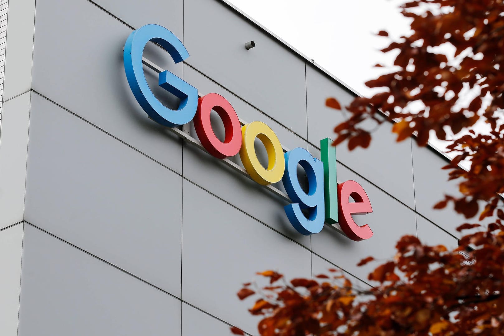 Das Google-Logo (Symbolbild): Der Internetkonzern verzichtet aus Sorge um die Omikron-Variante zunächst auf eine Rückkehr aus dem Homeoffice. Das Google-Logo (Symbolbild): Der Internetkonzern verzichtet aus Sorge um die Omikron-Variante zunächst auf eine Rückkehr aus dem Homeoffice.