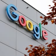 Das Google-Logo (Symbolbild): Der Internetkonzern verzichtet aus Sorge um die Omikron-Variante zunächst auf eine Rückkehr aus dem Homeoffice.
