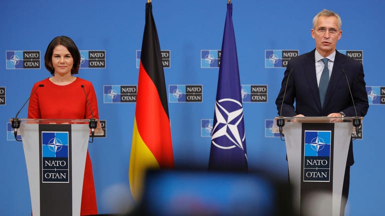 Annalena Baerbock und Jens Stoltenberg geben eine gemeinsame Pressekonferenz in Brüssel: Die deutsche Außenministerin traf sich auch mit dem Nato-Generalsekretär.