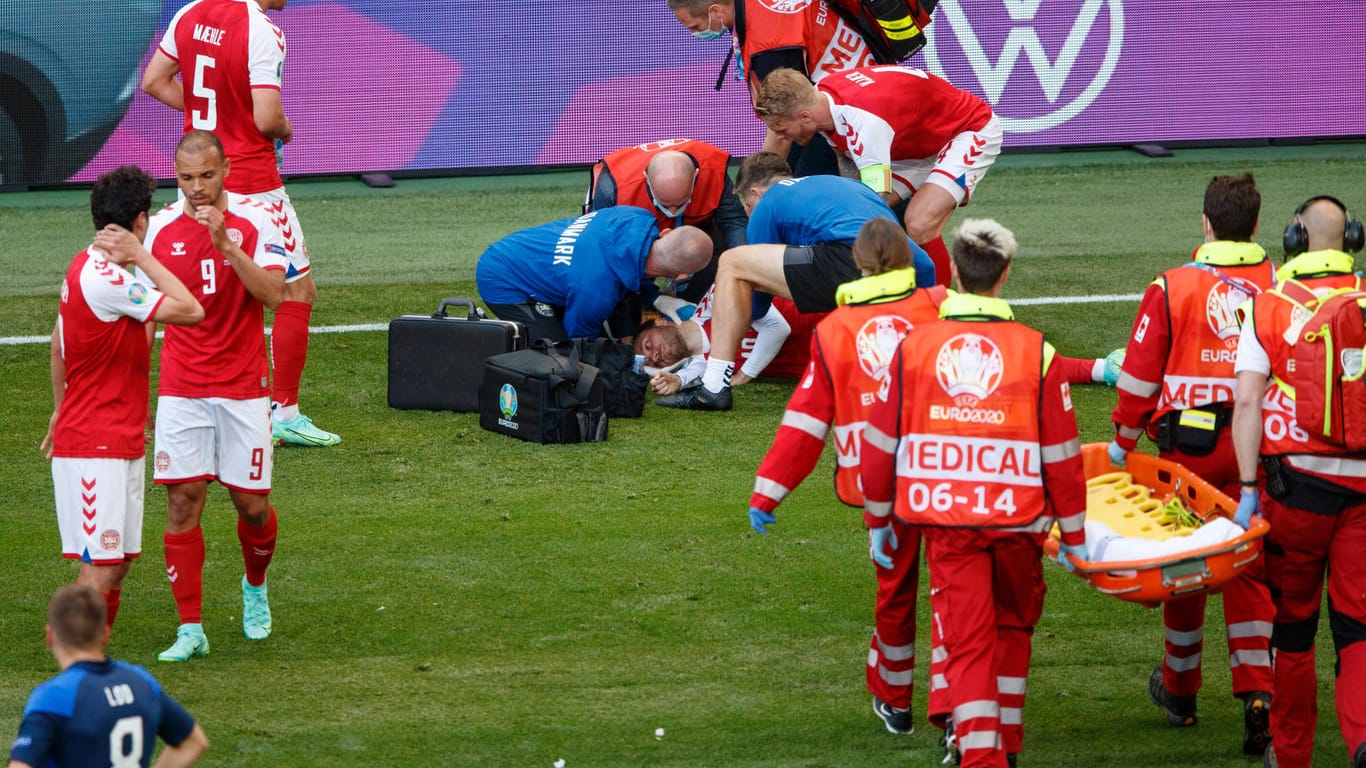 Während des EM-Gruppenspiels von Dänemark und Finnland ist Dänen-Star Christian Eriksen (liegt am Boden) zusammengebrochen.
