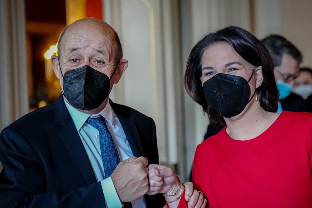 Annalena Baerbock und ihr französischer Amtskollege Jean-Yves Le Drian in Paris: Die beiden Außenminister wollen eine vertrauensvolle Beziehung.