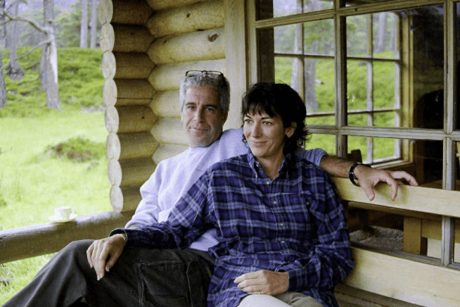 Jeffrey Epstein und Ghislaine Maxwell im Urlaub: Neue Beweisfotos legen Intimverhältnis nahe.