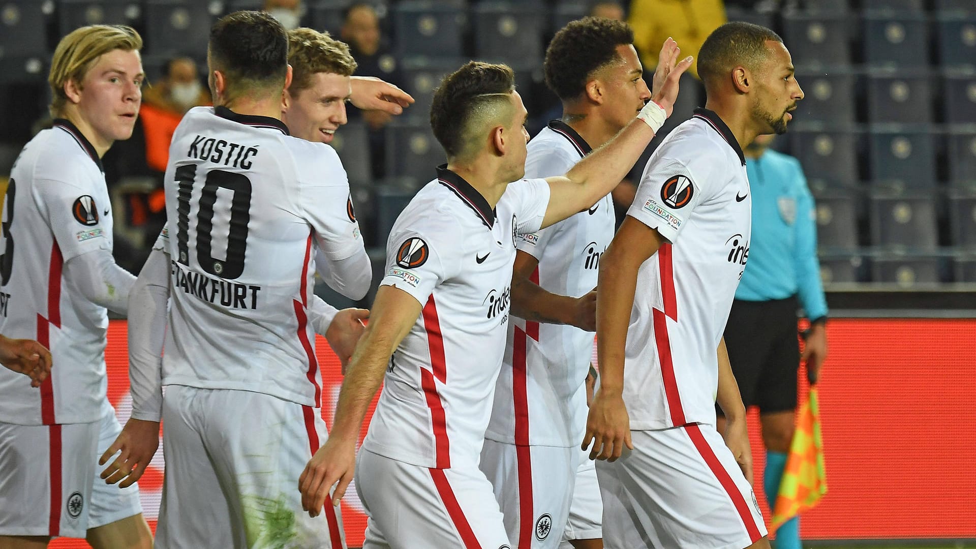 Die Eintracht-Spieler bejubeln das Tor von Djibril Sow (r.).