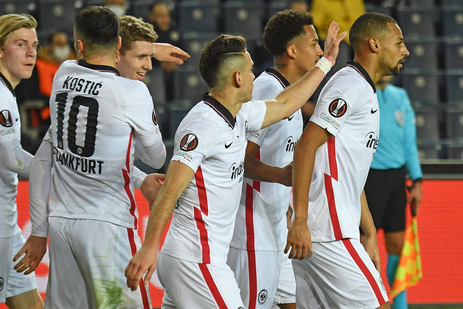 Die Eintracht-Spieler bejubeln das Tor von Djibril Sow (r.).