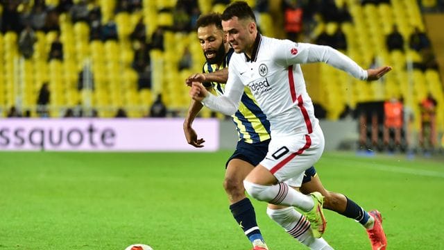 Frankfurts Filip Kostic (l) im Laufduell mit Nazim Sangare von Fenerbahce.