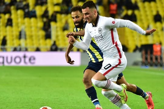 Frankfurts Filip Kostic (l) im Laufduell mit Nazim Sangare von Fenerbahce.