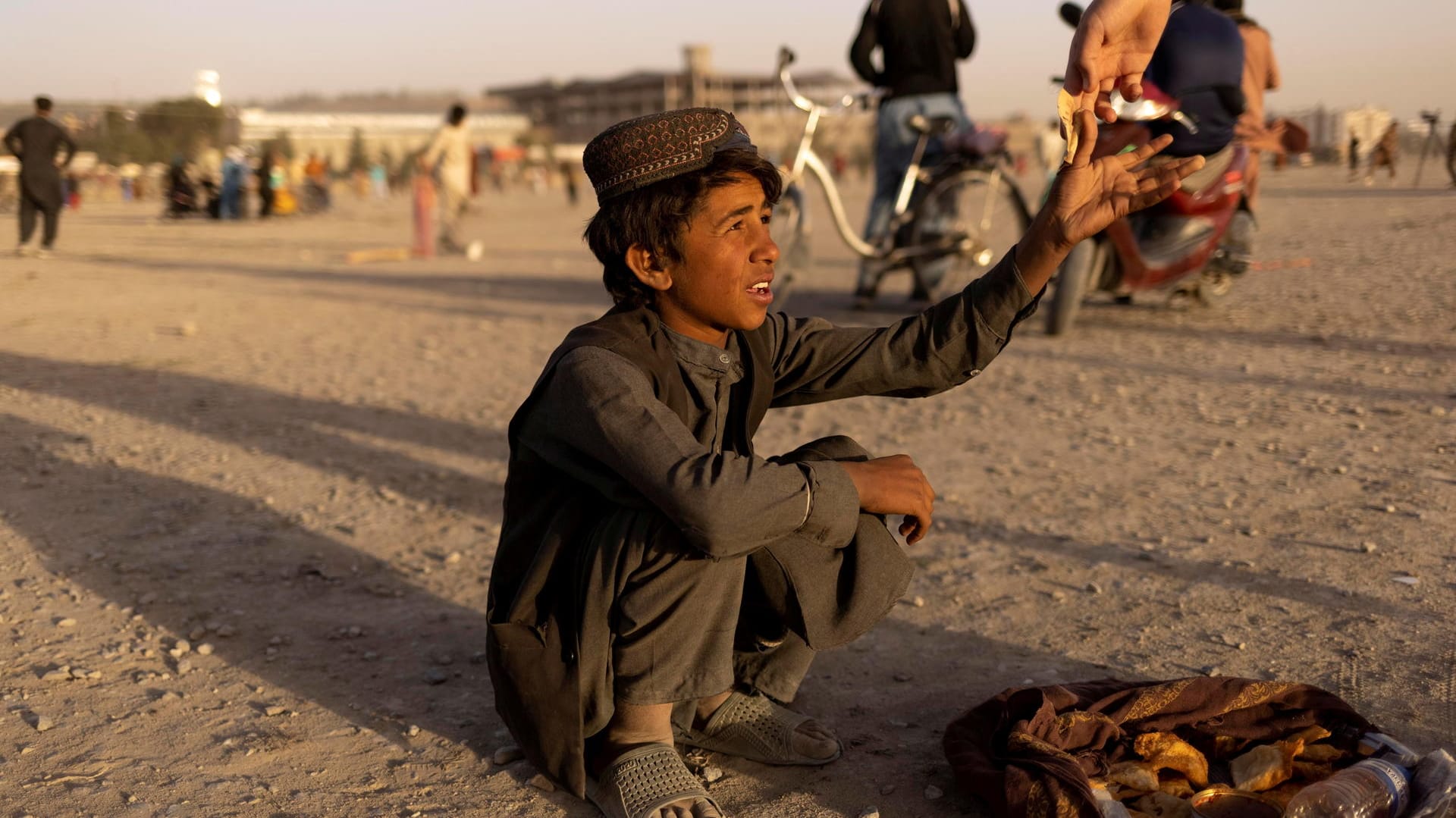 Ein Junge verkauft Essen in Kabul: Mehrere EU-Staaten habe sich bereiterklärt, Flüchtlinge aus Afghanistan aufzunehmen.