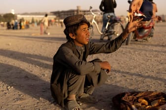 Ein Junge verkauft Essen in Kabul: Mehrere EU-Staaten habe sich bereiterklärt, Flüchtlinge aus Afghanistan aufzunehmen.