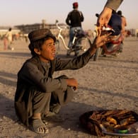 Ein Junge verkauft Essen in Kabul: Mehrere EU-Staaten habe sich bereiterklärt, Flüchtlinge aus Afghanistan aufzunehmen.