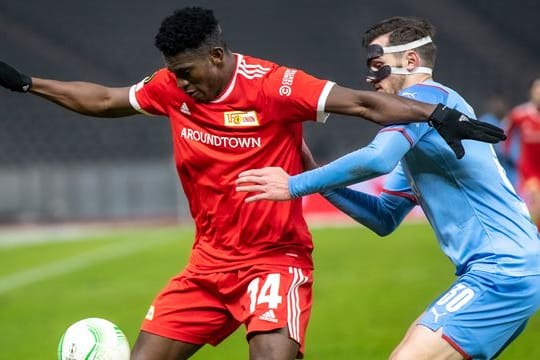 Unions Taiwo Awoniyi (l) schirmt den Ball gegen Taras Kacharaba von Slavia Prag ab.