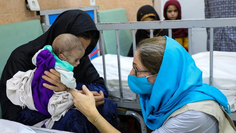 Die Helferin Sam Mort in einem Kinderkrankenhaus in Kabul.