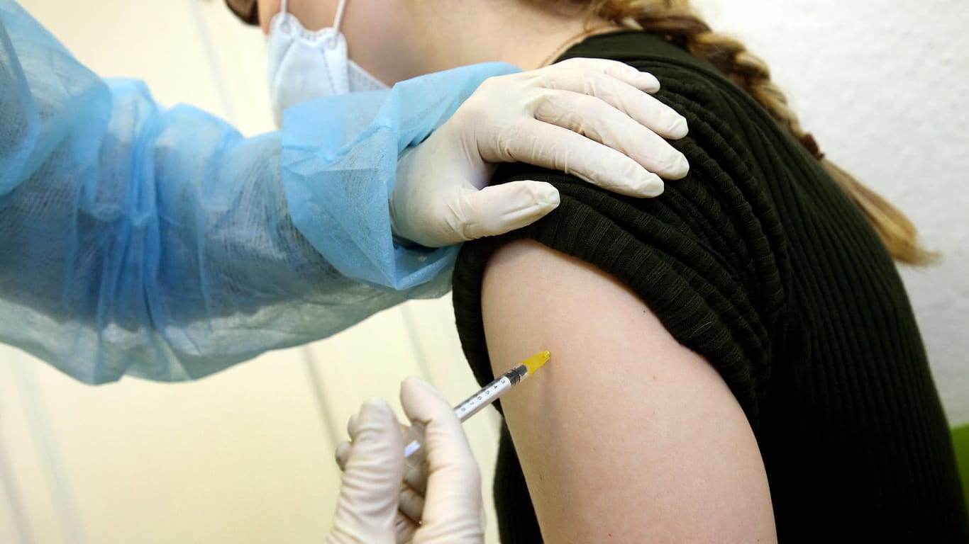 Eine Frau bekommt ihre Booster-Impfung: Eine Booster-Impfung senkt das Risiko, an Covid-19 zu erkranken oder zu sterben, deutlich.