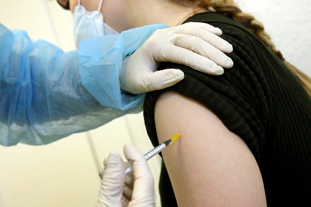 Eine Frau bekommt ihre Booster-Impfung: Eine Booster-Impfung senkt das Risiko, an Covid-19 zu erkranken oder zu sterben, deutlich.