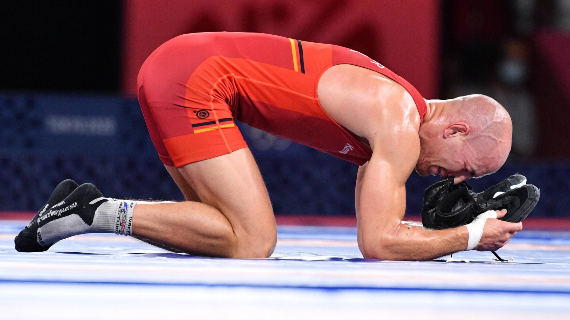 Emotionaler Höhepunkt der Karriere: Frank Stäbler beendete nach der Bronzemedaille bei den Olympischen Spiele in Tokio seine internationale Karriere. Seine Schuhe ließ der Ringer danach demonstrativ in der Halle.