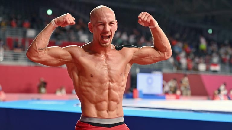 Frank Stäbler ließ seiner Freude nach dem Gewinn der Bronzemedaille in Tokio feinen Lauf und riss sich das Trikot vom Oberkörper.
