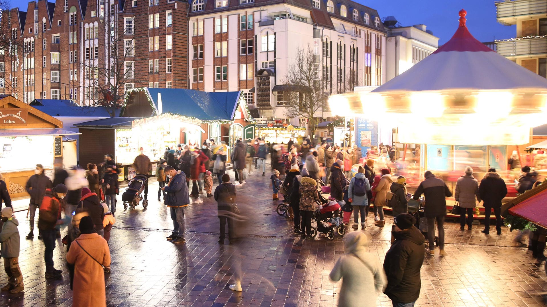 Weihnachtsmarkt in Rostock: Das RKI rät auch Geimpften und Genesenen auf unnötige Kontakte zu verzichten.