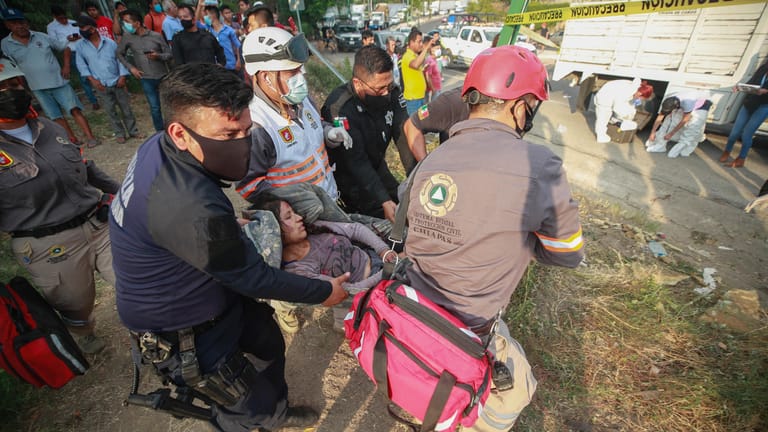 Eine verletzte Frau wird von Rettungskräften transportiert: Mindestens 49 Menschen sind bei einem Unfall in Mexiko gestorben.