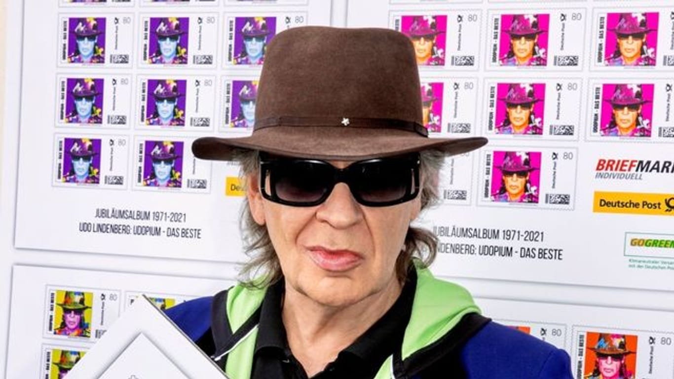 Rockmusiker Udo Lindenberg zeigt einen Ausdruck seiner Sonderbriefmarken, die für einen guten Zweck versteigert werden.