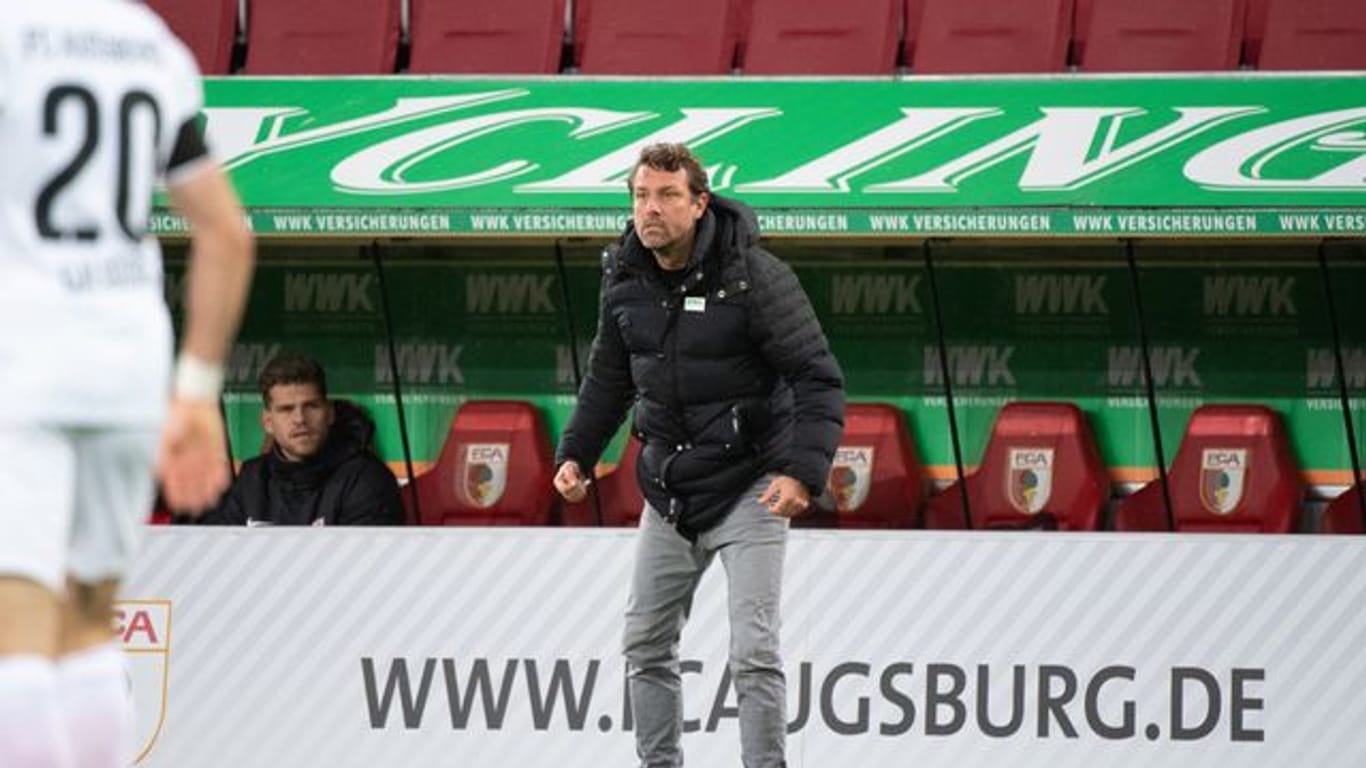 Augsburgs Trainer Markus Weinzierl muss den coronabedingten Ausfall von Felix Uduokhai verkraften.