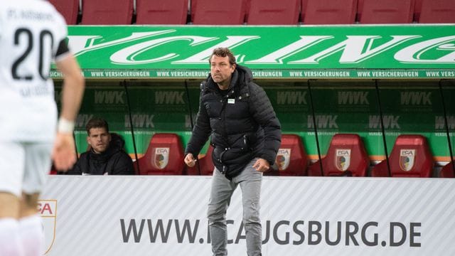 Augsburgs Trainer Markus Weinzierl muss den coronabedingten Ausfall von Felix Uduokhai verkraften. Augsburgs Trainer Markus Weinzierl muss den coronabedingten Ausfall von Felix Uduokhai verkraften.