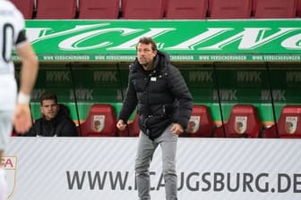 Augsburgs Trainer Markus Weinzierl muss den coronabedingten Ausfall von Felix Uduokhai verkraften.