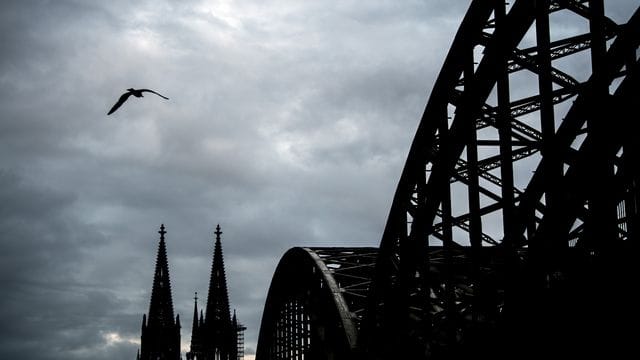 Wolken ziehen über den Kölner Dom (Archivbild).