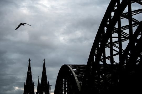 Wolken ziehen über den Kölner Dom (Archivbild).