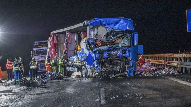 Rettungskräfte des Technischen Hilfswerks im Einsatz: Der Unfall kostet Millionen Euro. Rettungskräfte des Technischen Hilfswerks im Einsatz: Der Unfall kostet Millionen Euro.