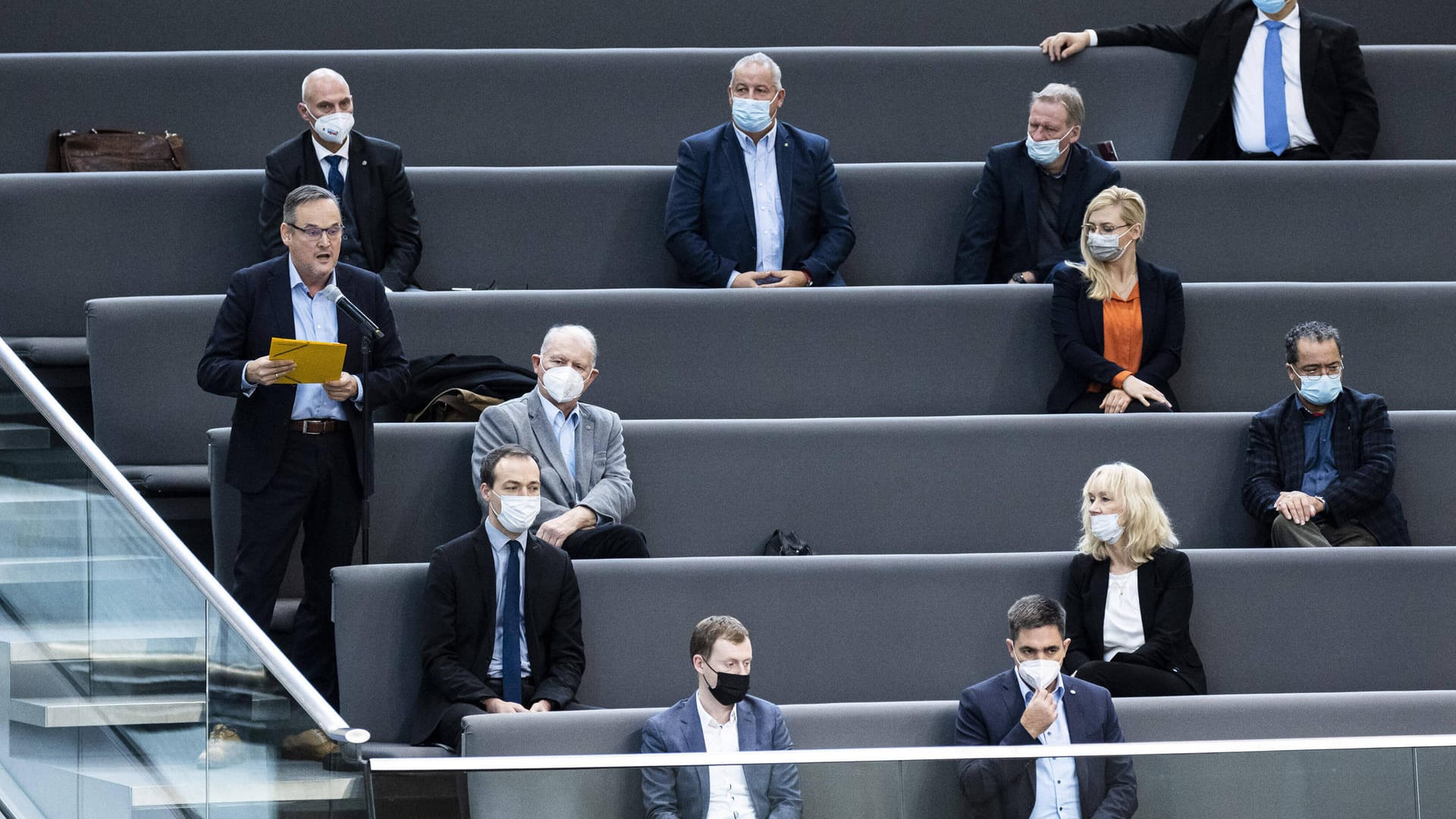 AfD-Fraktion sitzt auf der Tribühne: Laut Bericht will die Partei formal darüber abstimmen, ob Gnauck tatsächlich in den Ausschuss einziehen darf.