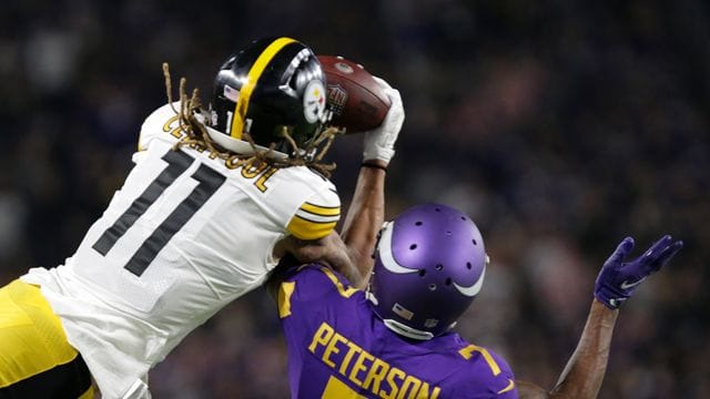 Pittsburgh Steelers Wide Receiver Chase Claypool (l) fängt einen Pass.