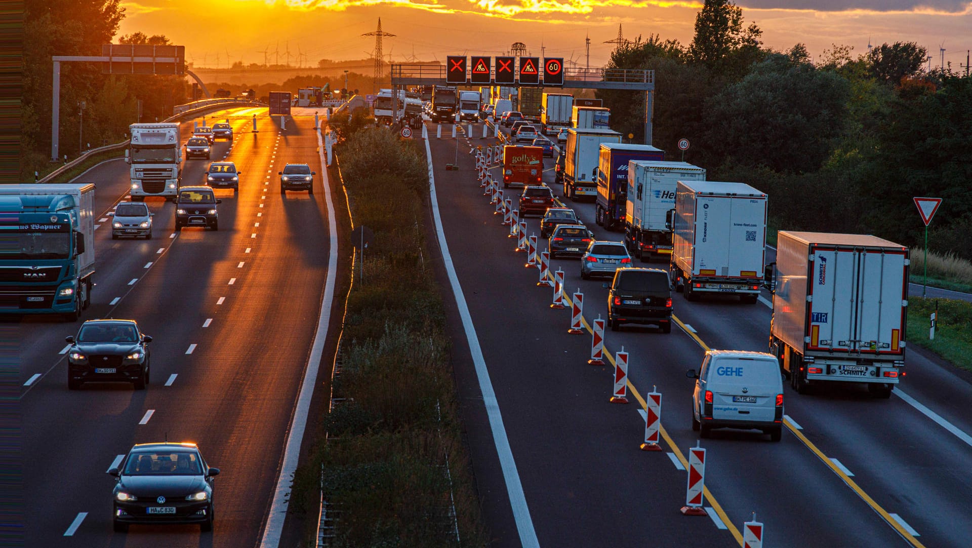 Stau auf der A2 (Symbolbild): Am Freitag ist auf der Autobahn in Richtung Dortmund ein Lkw-Fahrer ums Leben gekommen. Stau auf der A2 (Symbolbild): Am Freitag ist auf der Autobahn in Richtung Dortmund ein Lkw-Fahrer ums Leben gekommen.