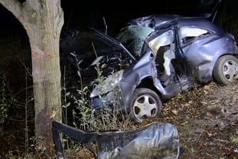 Das zerstörte Auto in Langenfeld: Trotz Bergung konnten Einsatzkräfte nichts mehr für den 27-jährigen Fahrer tun.