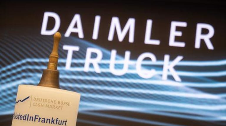 Die Daimler Truck Holding an der Frankfurter Börse (Symbolbild): Am Freitagmorgen gibt die Firma ihr Börsendebüt.