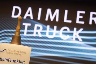 Die Daimler Truck Holding an der Frankfurter Börse (Symbolbild): Am Freitagmorgen gibt die Firma ihr Börsendebüt.