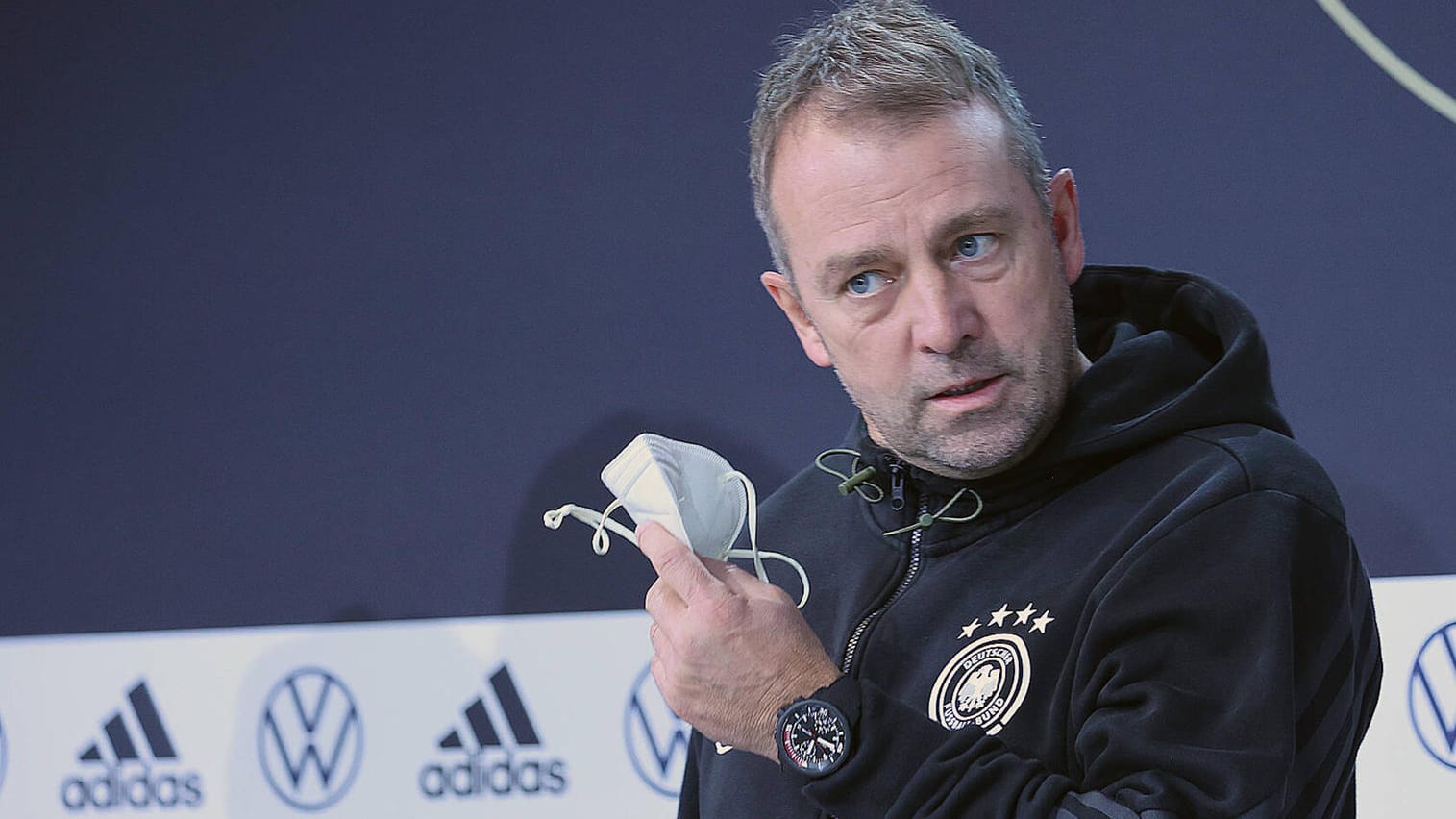 Hansi Flick: Noch ist unklar, ob der Bundestrainer Mats Hummels zur WM mitnimmt. Hansi Flick: Noch ist unklar, ob der Bundestrainer Mats Hummels zur WM mitnimmt.
