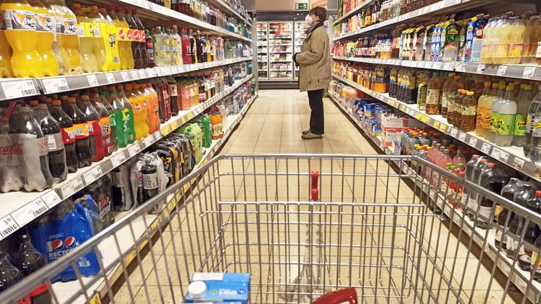 Der Gang in den Supermarkt (Symbolbild): Für einen Euro erhalten die Deutschen hier mittlerweile viel weniger als zuvor.