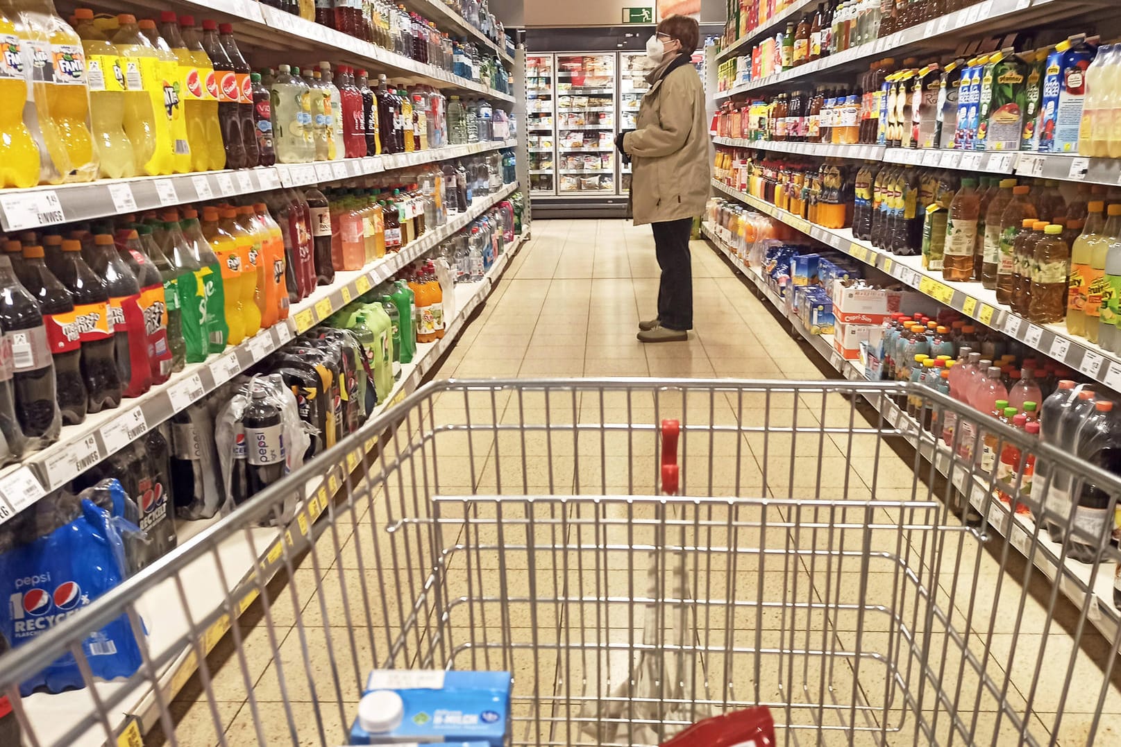 Der Gang in den Supermarkt (Symbolbild): Für einen Euro erhalten die Deutschen hier mittlerweile viel weniger als zuvor. Der Gang in den Supermarkt (Symbolbild): Für einen Euro erhalten die Deutschen hier mittlerweile viel weniger als zuvor.