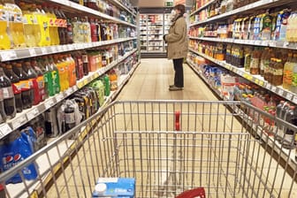 Der Gang in den Supermarkt (Symbolbild): Für einen Euro erhalten die Deutschen hier mittlerweile viel weniger als zuvor.