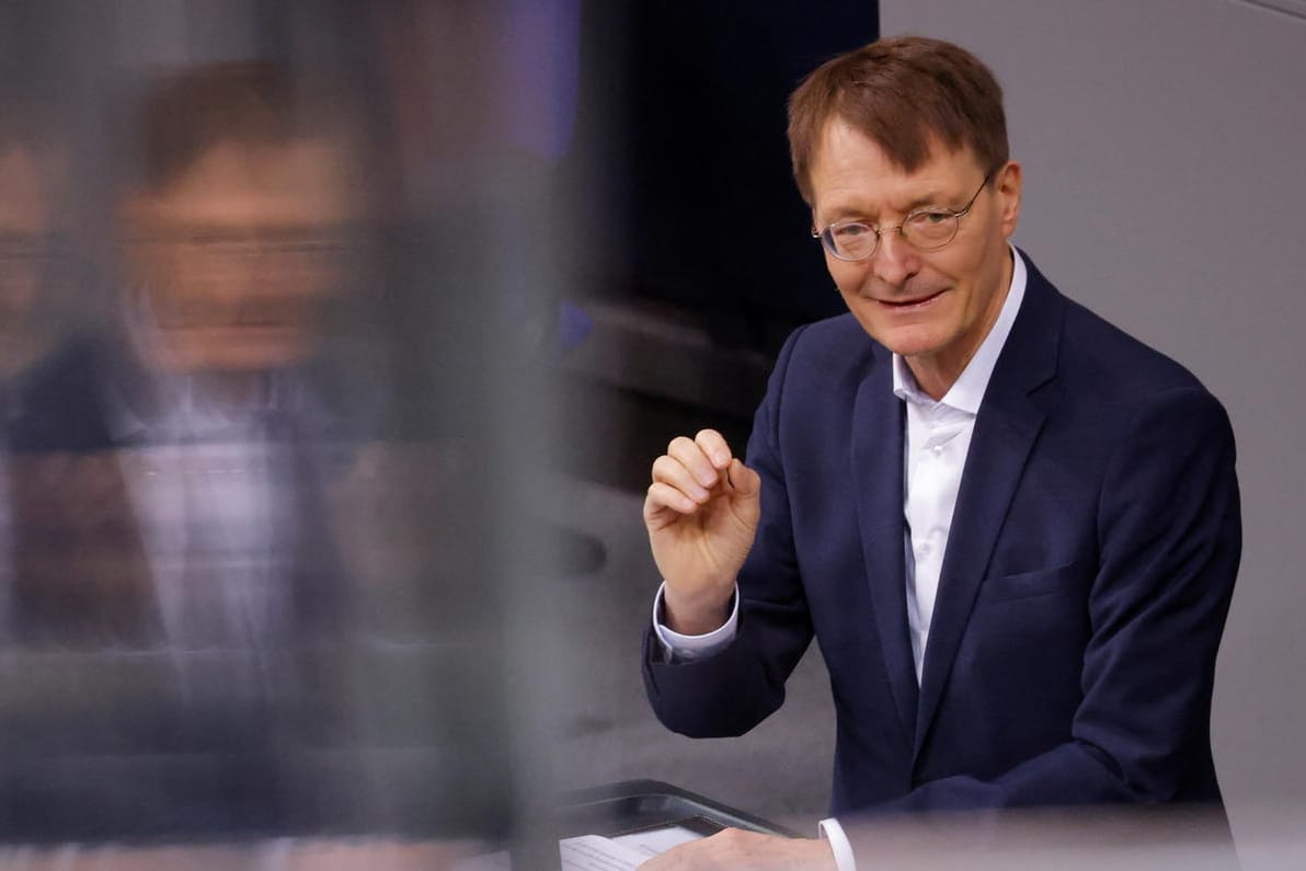 Karl Lauterbach am Freitag im Bundestag: Der SPD-Politiker hat das Amt des Gesundheitsministers gerade von Jens Spahn (CDU) übernommen.