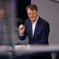 Karl Lauterbach am Freitag im Bundestag: Der SPD-Politiker hat das Amt des Gesundheitsministers gerade von Jens Spahn (CDU) übernommen.
