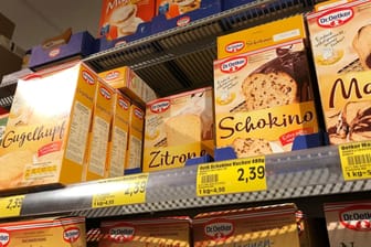 Backmischungen im Supermarkt (Symbolbild): Wer einen Kuchen backen will, kommt dabei etwas günstiger weg als noch vor einem Jahr.