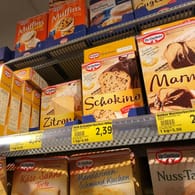 Backmischungen im Supermarkt (Symbolbild): Wer einen Kuchen backen will, kommt dabei etwas günstiger weg als noch vor einem Jahr.