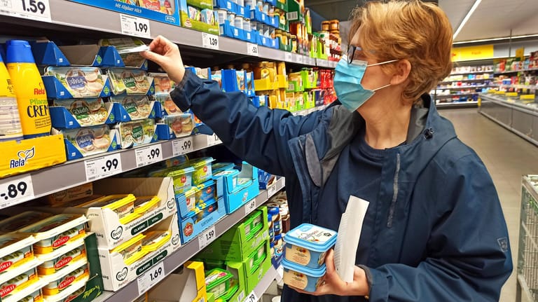 Eine Kundin im Supermarkt (Symbolbild): Margarine kostete im November 12 Prozent mehr als noch vor einem Jahr.