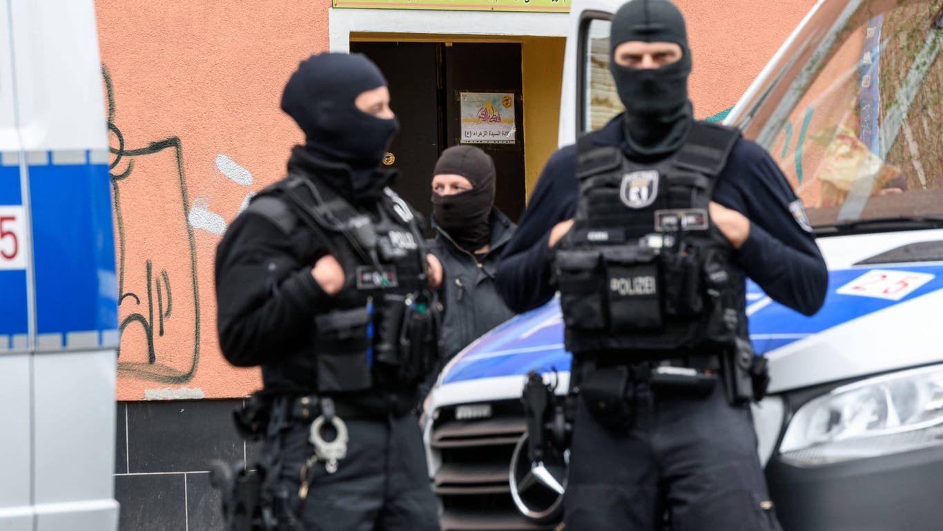 Polizisten bei einer Razzia in Berlin (Symbolbild): Am Freitag durchsuchten Spezialeinheiten mehrere Örtlichkeiten in der Hauptstadt.
