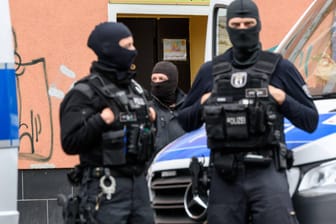 Polizisten bei einer Razzia in Berlin (Symbolbild): Am Freitag durchsuchten Spezialeinheiten mehrere Örtlichkeiten in der Hauptstadt.