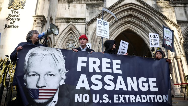 Unterstützer von Julian Assange mit einem Banner: Dem gebürtigen Australier drohen in den USA bei einer Verurteilung bis zu 175 Jahre Haft.