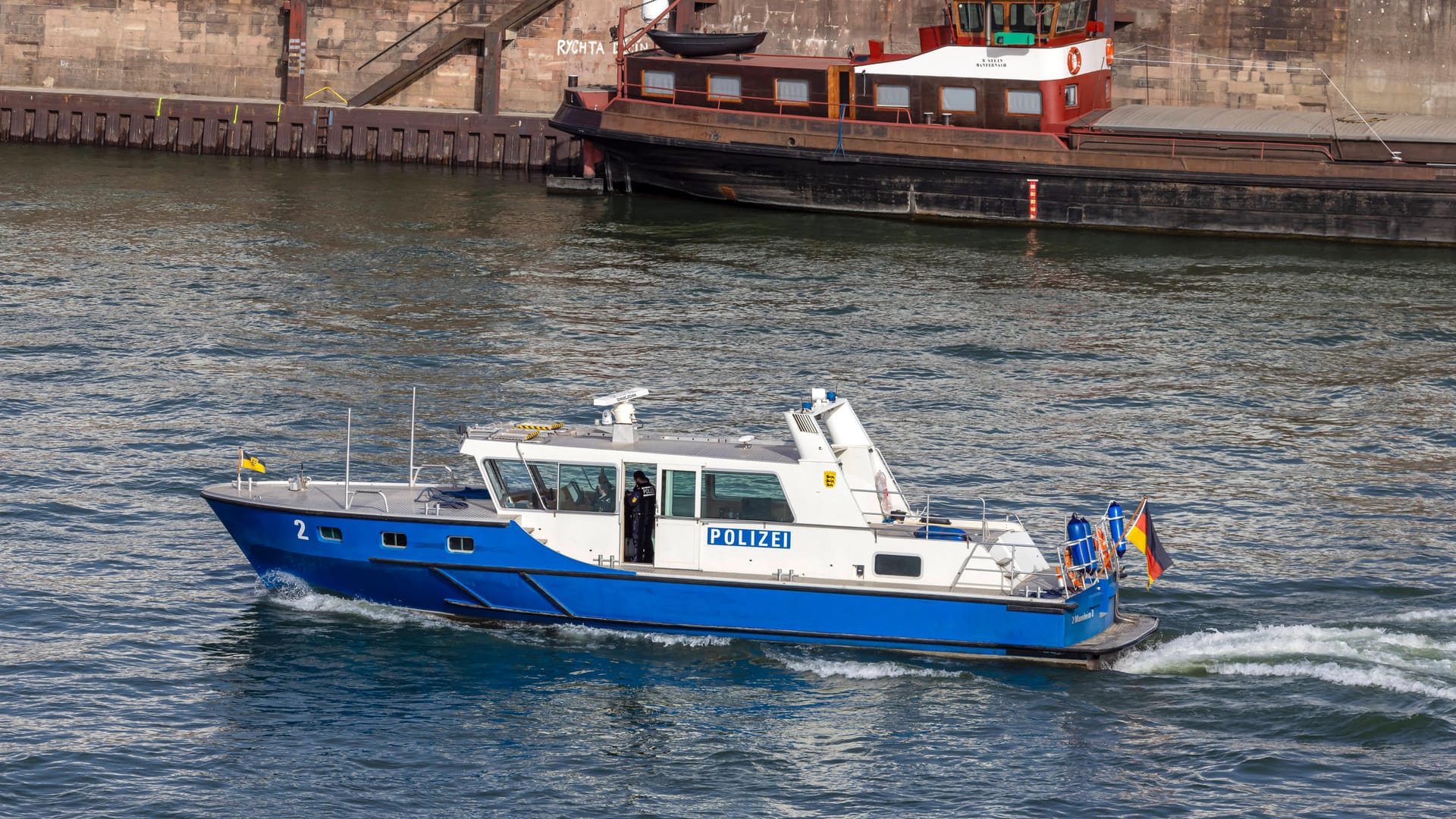 Ein Polizeiboot im Einsatz in Baden-Württemberg (Symbolbild): Beamte hatten ein eingehendes Gespräch mit dem 22-Jährigen, der seinen Versuch in winterlichen Temperaturen und Badehose startete.