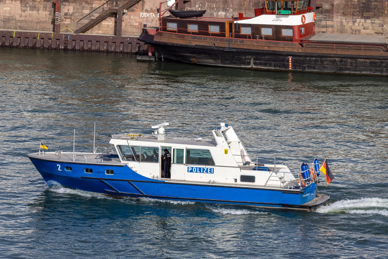 Ein Polizeiboot im Einsatz in Baden-Württemberg (Symbolbild): Beamte hatten ein eingehendes Gespräch mit dem 22-Jährigen, der seinen Versuch in winterlichen Temperaturen und Badehose startete.