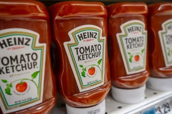 Ketchupflaschen der Marke Heinz (Symbolbild): Der US-Konzern will das Gewürz-Start-up Just Spices zu einer Weltmarke ausbauen.