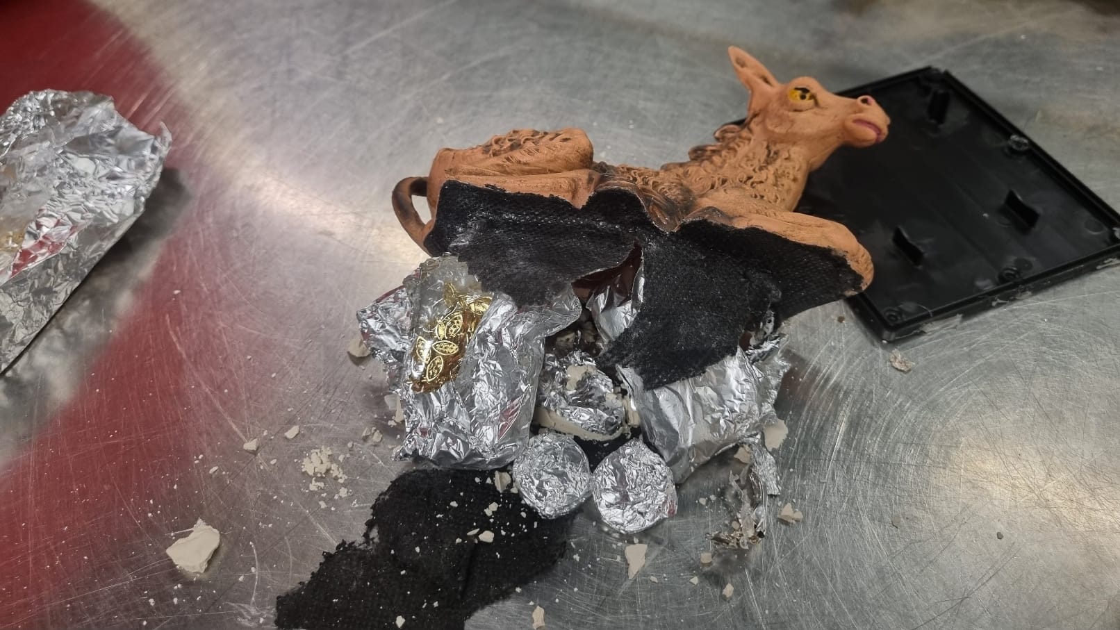 Gold in einer Eselfigur: Die Figuren waren mit Gips verschlossen, die Goldmünzen in Alufolie gewickelt. Gold in einer Eselfigur: Die Figuren waren mit Gips verschlossen, die Goldmünzen in Alufolie gewickelt.